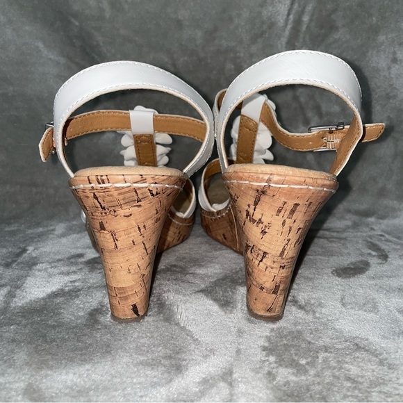 b.o.c Evita Strappy Wedge Sandal White with Buckle Closure Floral T-Strap Size 8 - Picture 8 of 12